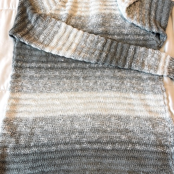 Hollister Grey & White Sweater. Size Medium. In Brand New Condition - Picture 3 of 5